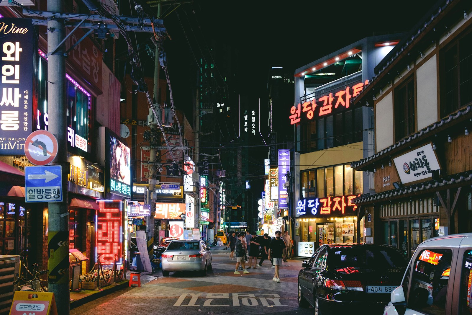 간판 불빛이 켜진 밤의 지역 상권 거리