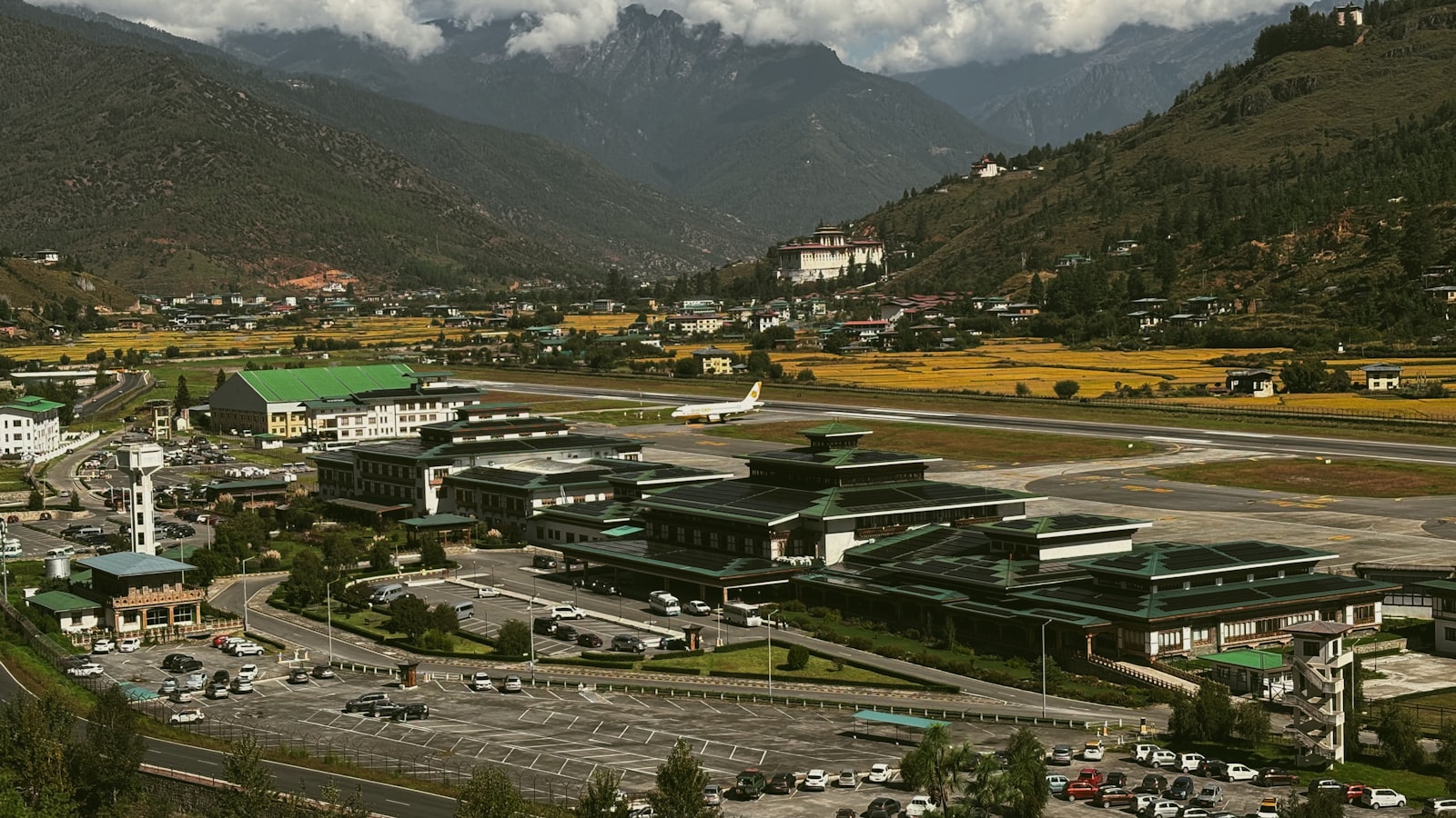 산을 배경으로 선 지방 공항 터미널